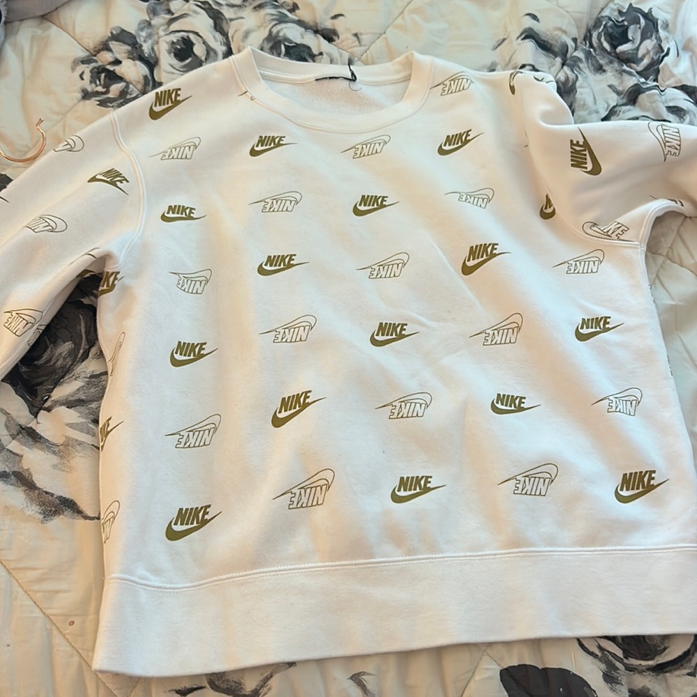 White and Gold Nike Pullover! Size small! Great Condition barely worn!!
